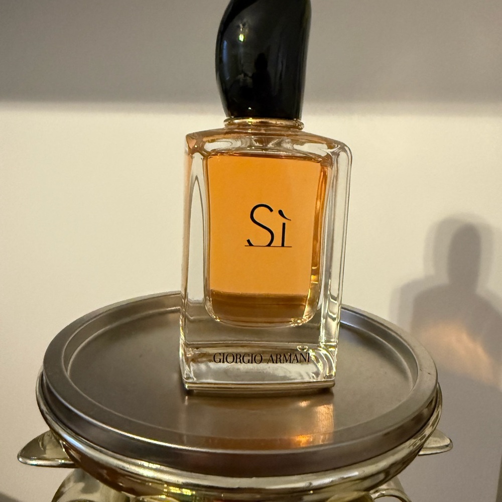 Giorgio Armani Si with Black Cap and Amber Hue
